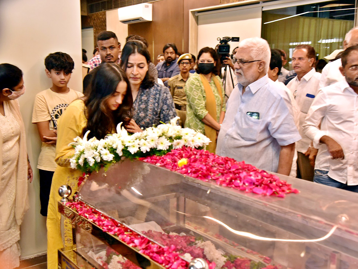 Superstar Krishna Demise Tollywood Celebrities Console Mahesh Babu Photos - Sakshi22