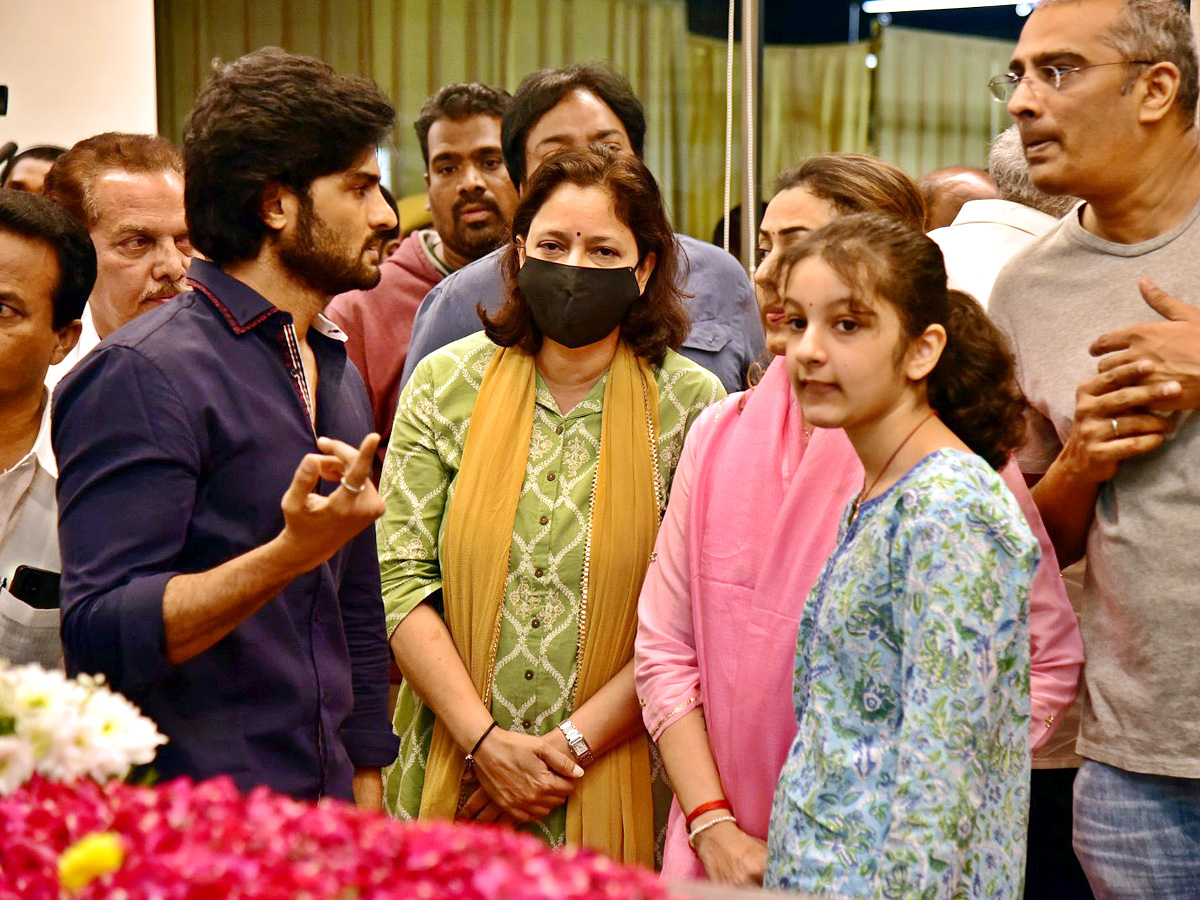 Superstar Krishna Demise Tollywood Celebrities Console Mahesh Babu Photos - Sakshi23