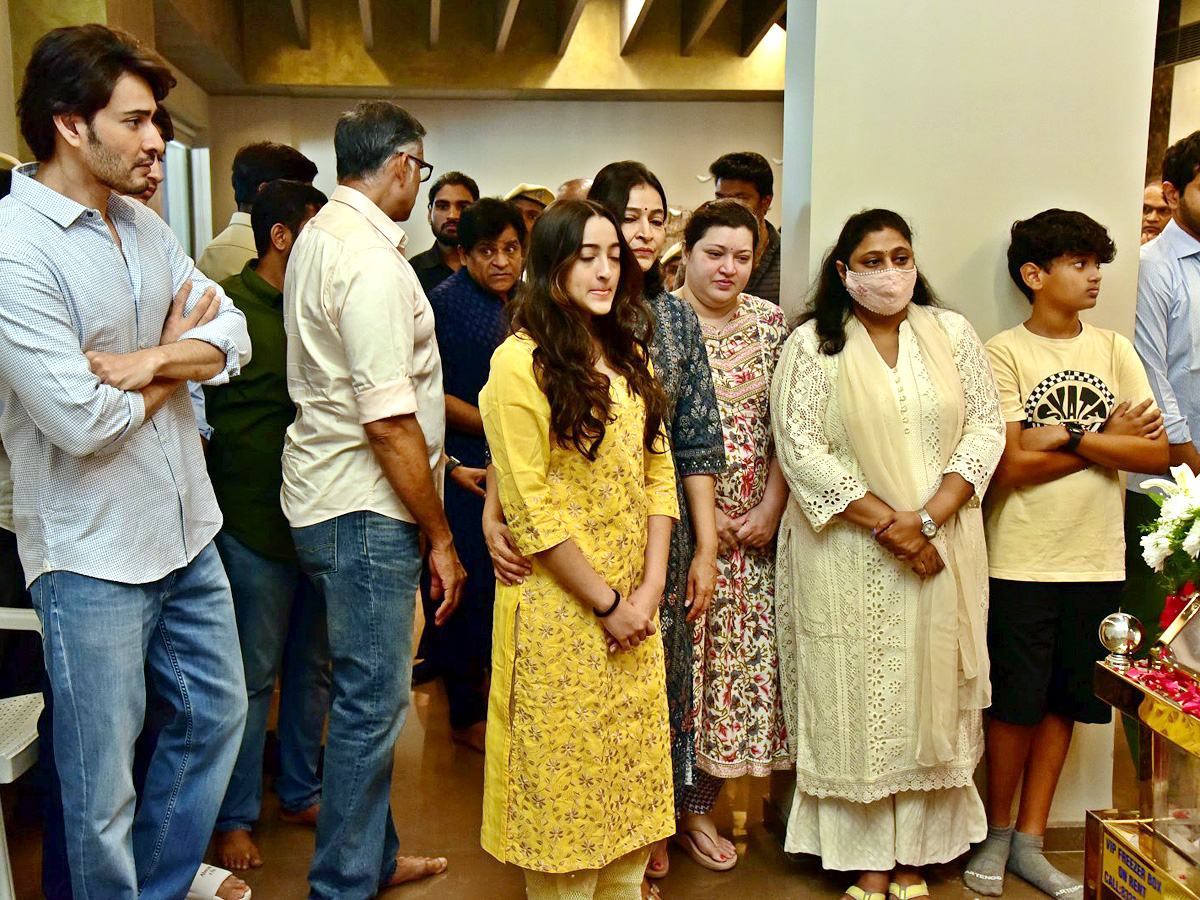 Superstar Krishna Demise Tollywood Celebrities Console Mahesh Babu Photos - Sakshi24