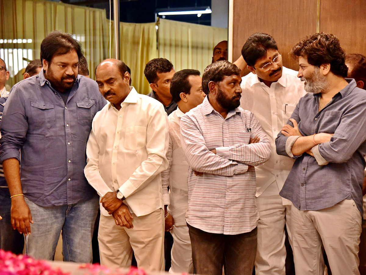 Superstar Krishna Demise Tollywood Celebrities Console Mahesh Babu Photos - Sakshi25