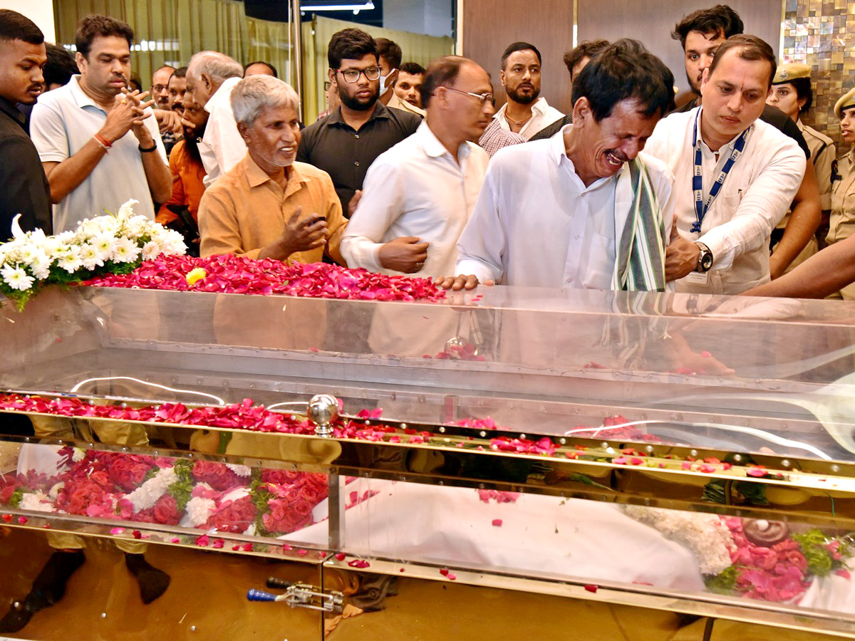 Superstar Krishna Demise Tollywood Celebrities Console Mahesh Babu Photos - Sakshi26