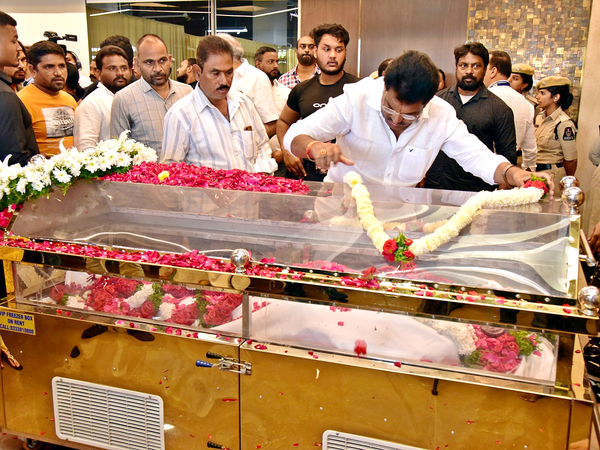 Superstar Krishna Demise Tollywood Celebrities Console Mahesh Babu Photos - Sakshi27