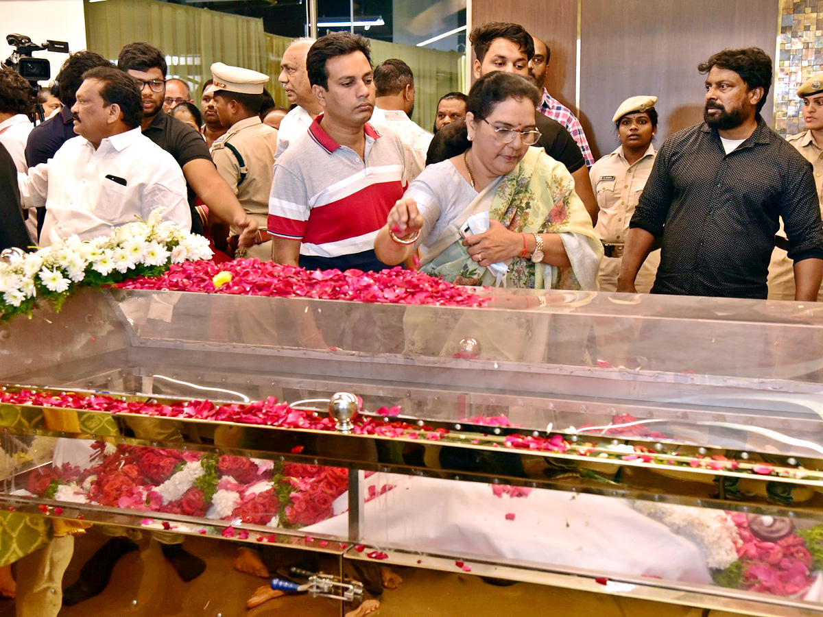 Superstar Krishna Demise Tollywood Celebrities Console Mahesh Babu Photos - Sakshi28