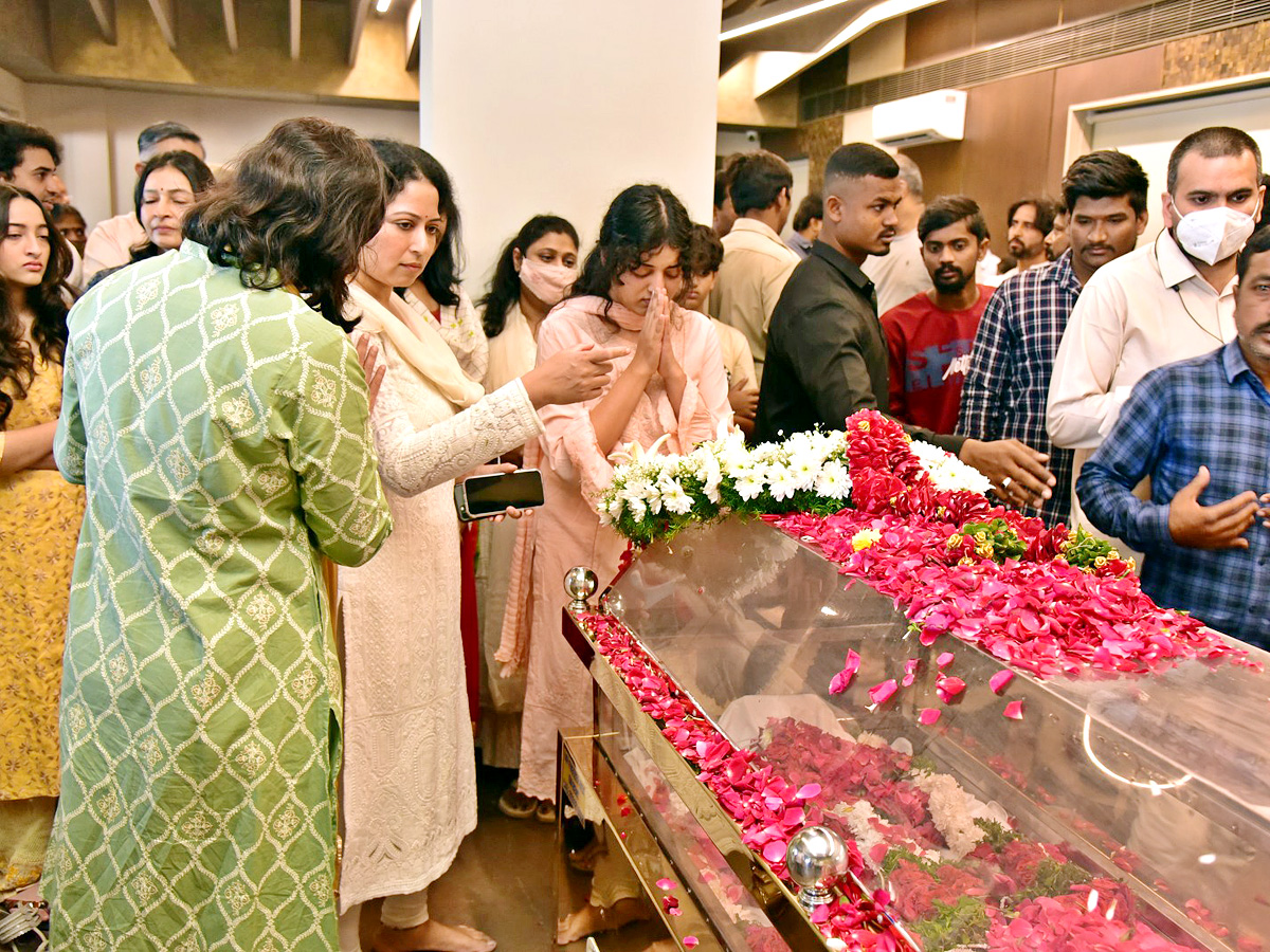 Superstar Krishna Demise Tollywood Celebrities Console Mahesh Babu Photos - Sakshi30