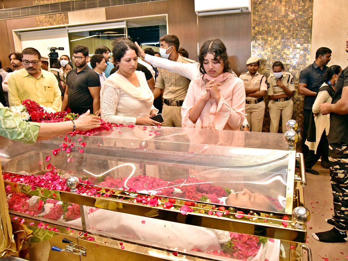 Superstar Krishna Demise Tollywood Celebrities Console Mahesh Babu Photos - Sakshi31