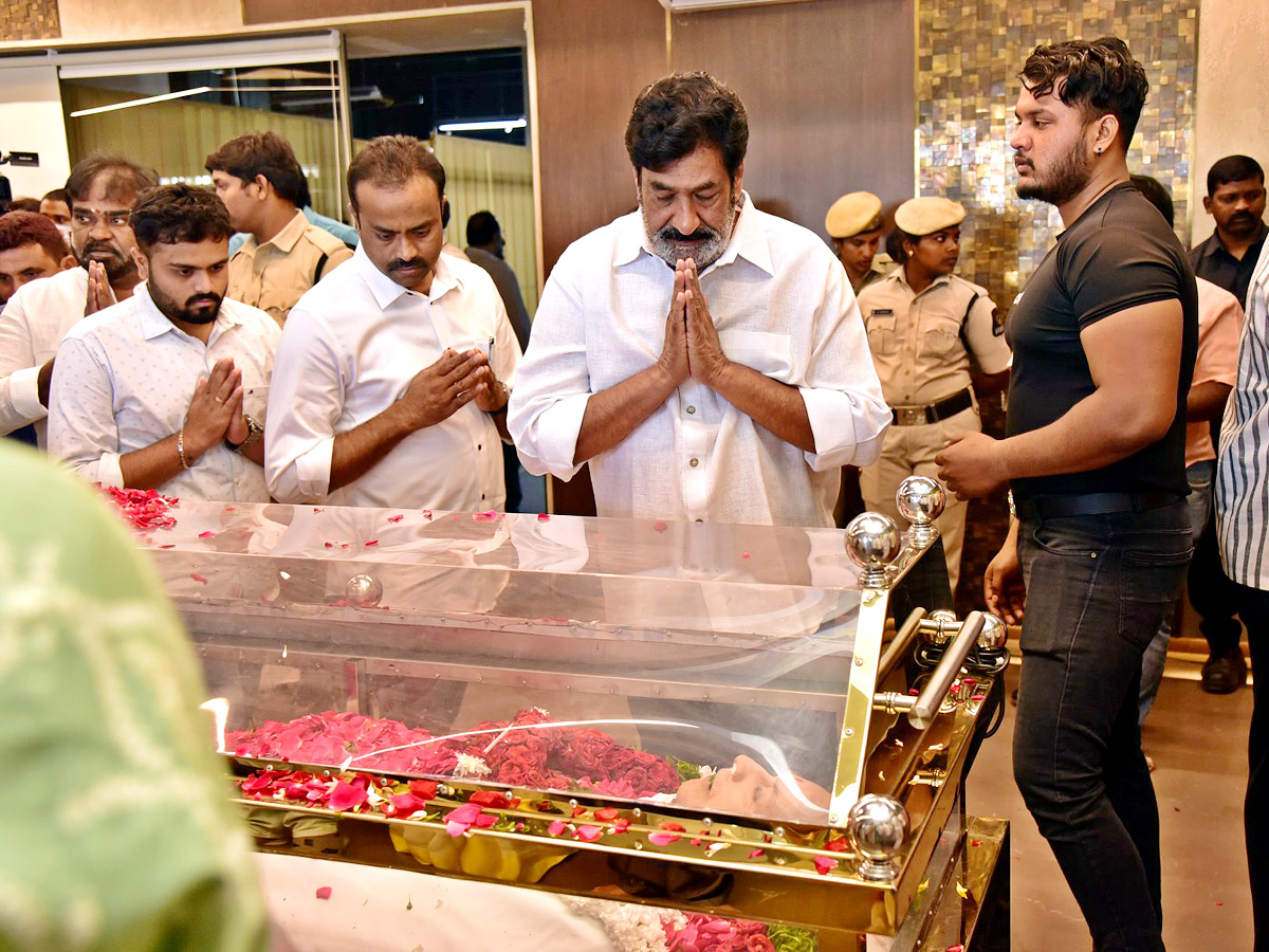 Superstar Krishna Demise Tollywood Celebrities Console Mahesh Babu Photos - Sakshi33