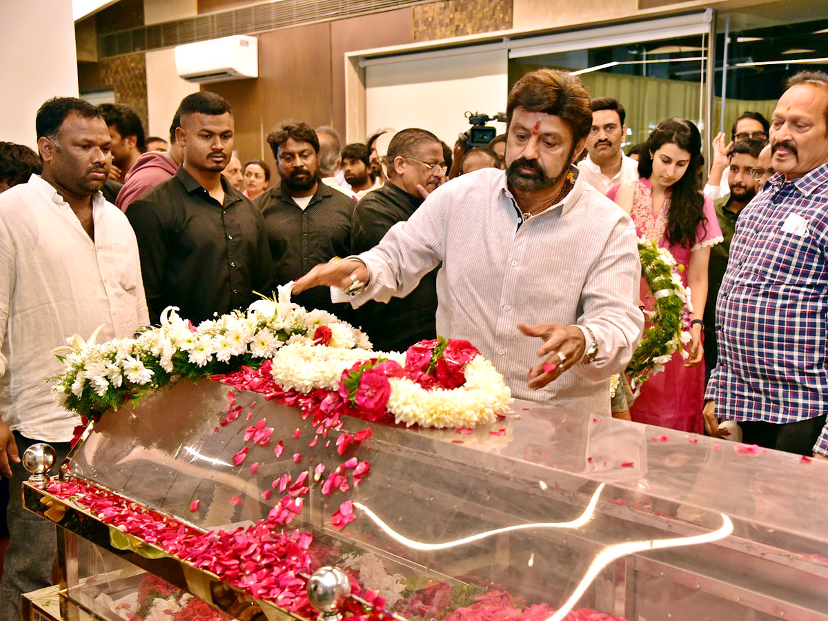 Superstar Krishna Demise Tollywood Celebrities Console Mahesh Babu Photos - Sakshi34