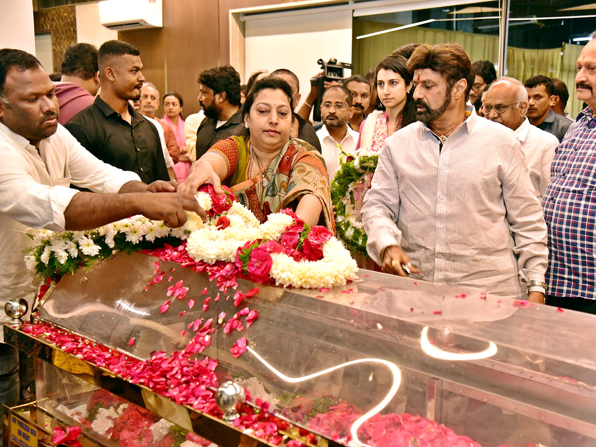 Superstar Krishna Demise Tollywood Celebrities Console Mahesh Babu Photos - Sakshi35