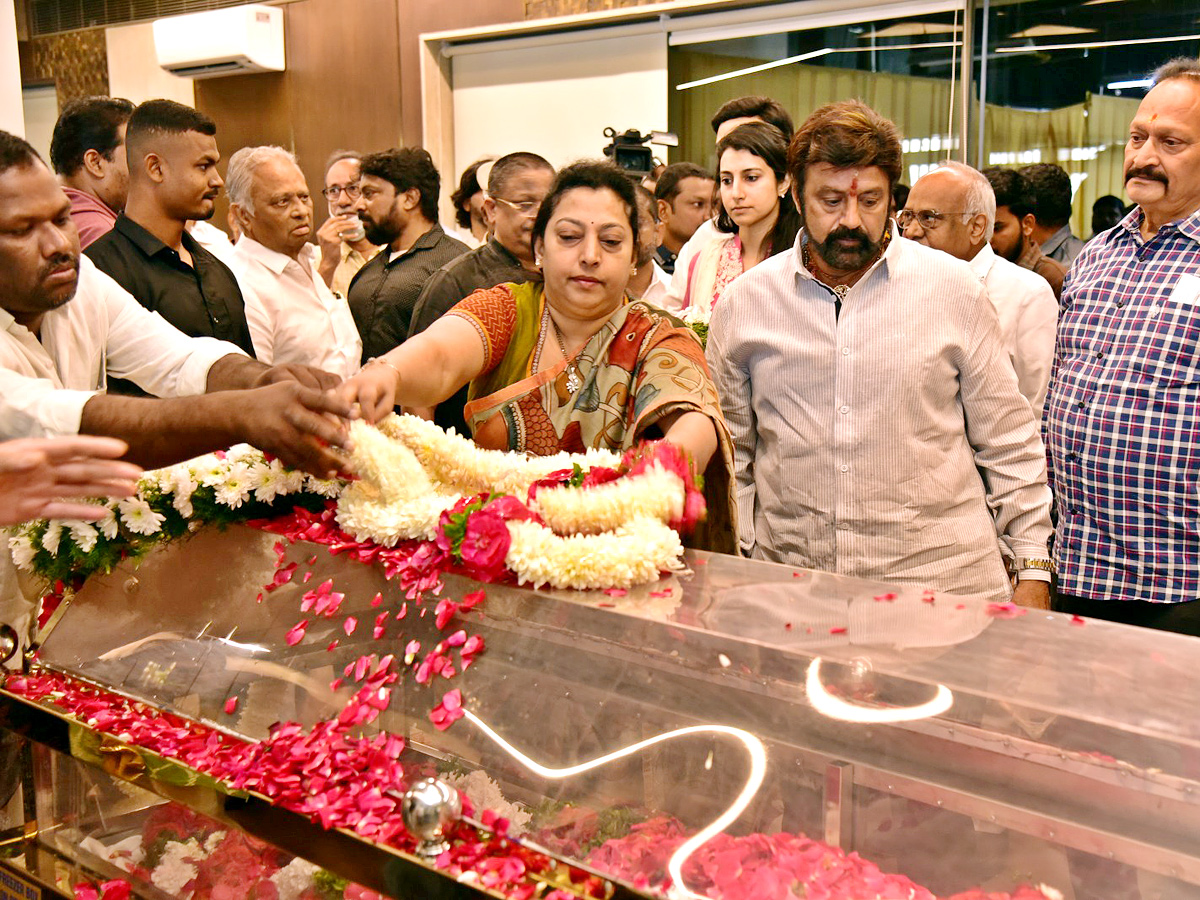 Superstar Krishna Demise Tollywood Celebrities Console Mahesh Babu Photos - Sakshi36