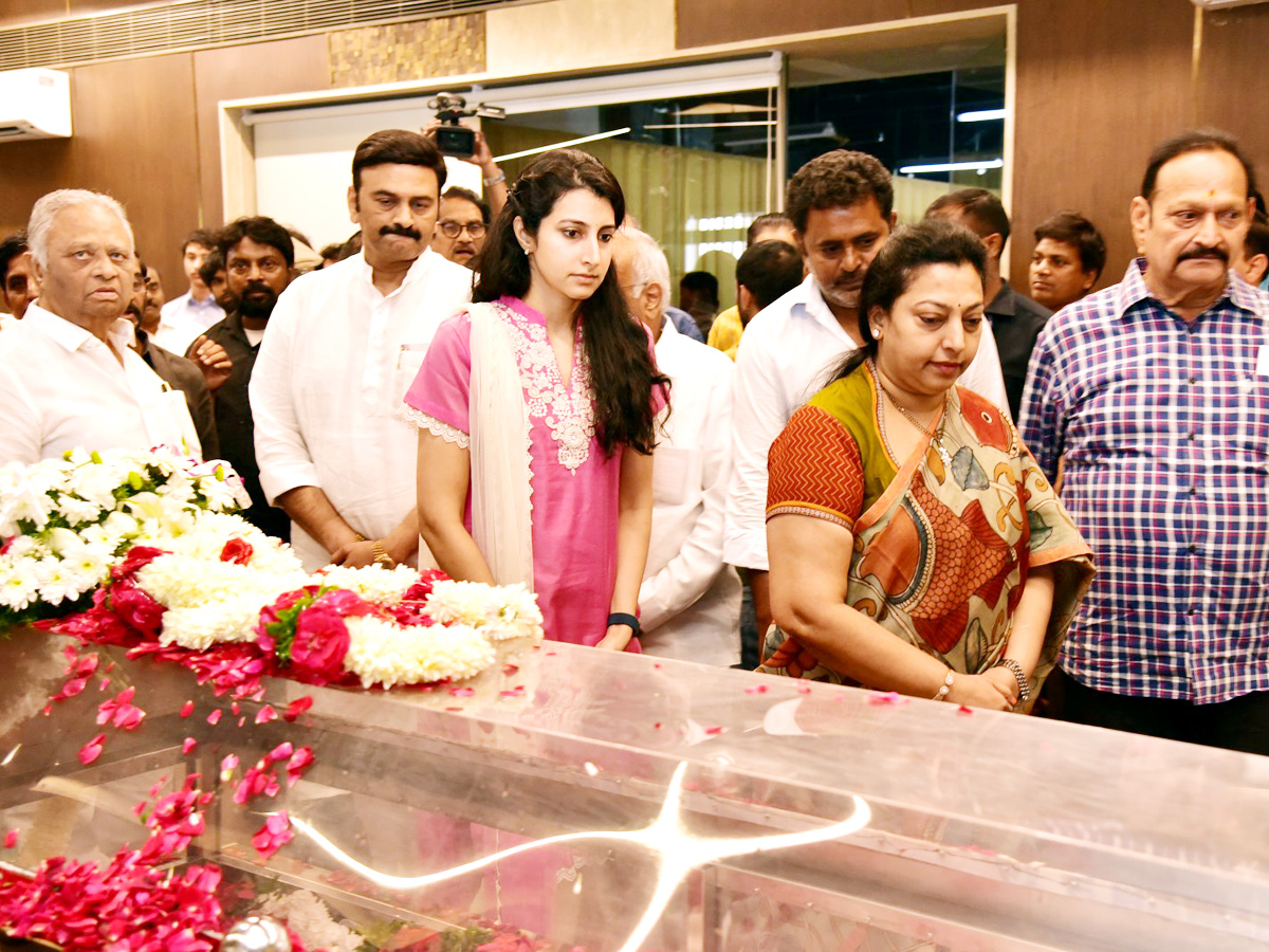 Superstar Krishna Demise Tollywood Celebrities Console Mahesh Babu Photos - Sakshi38