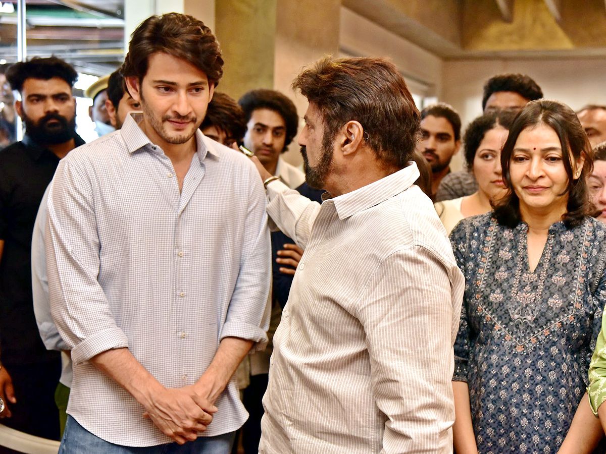 Superstar Krishna Demise Tollywood Celebrities Console Mahesh Babu Photos - Sakshi39
