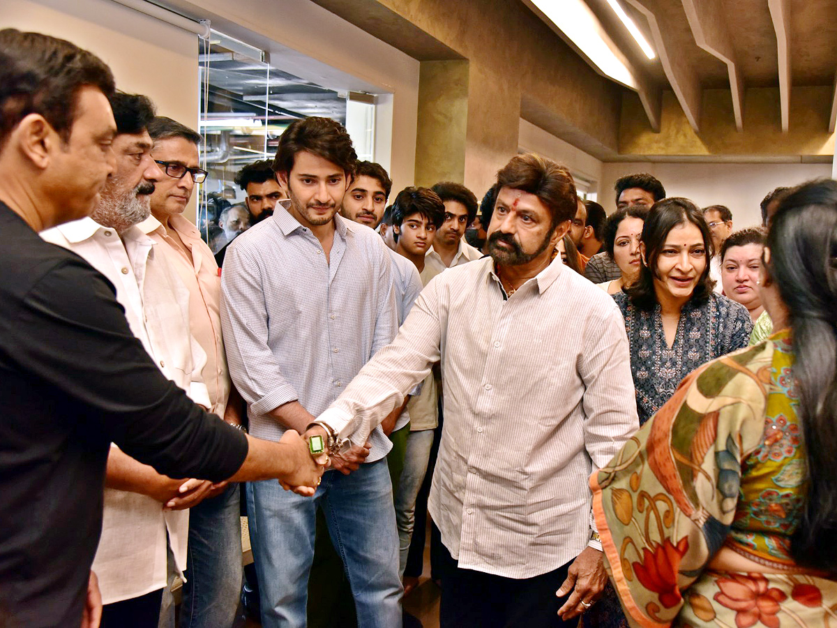 Superstar Krishna Demise Tollywood Celebrities Console Mahesh Babu Photos - Sakshi40