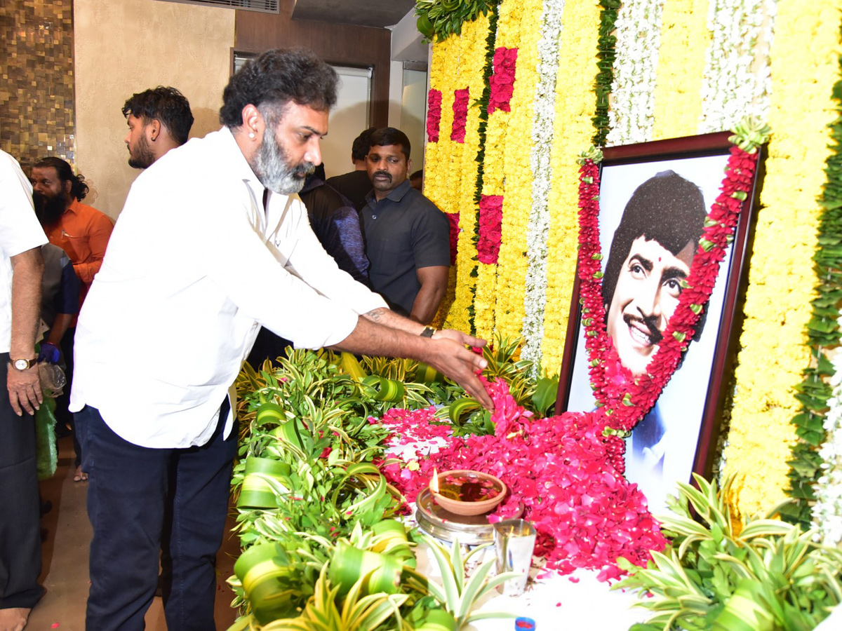 Superstar Krishna Demise Tollywood Celebrities Console Mahesh Babu Photos - Sakshi41