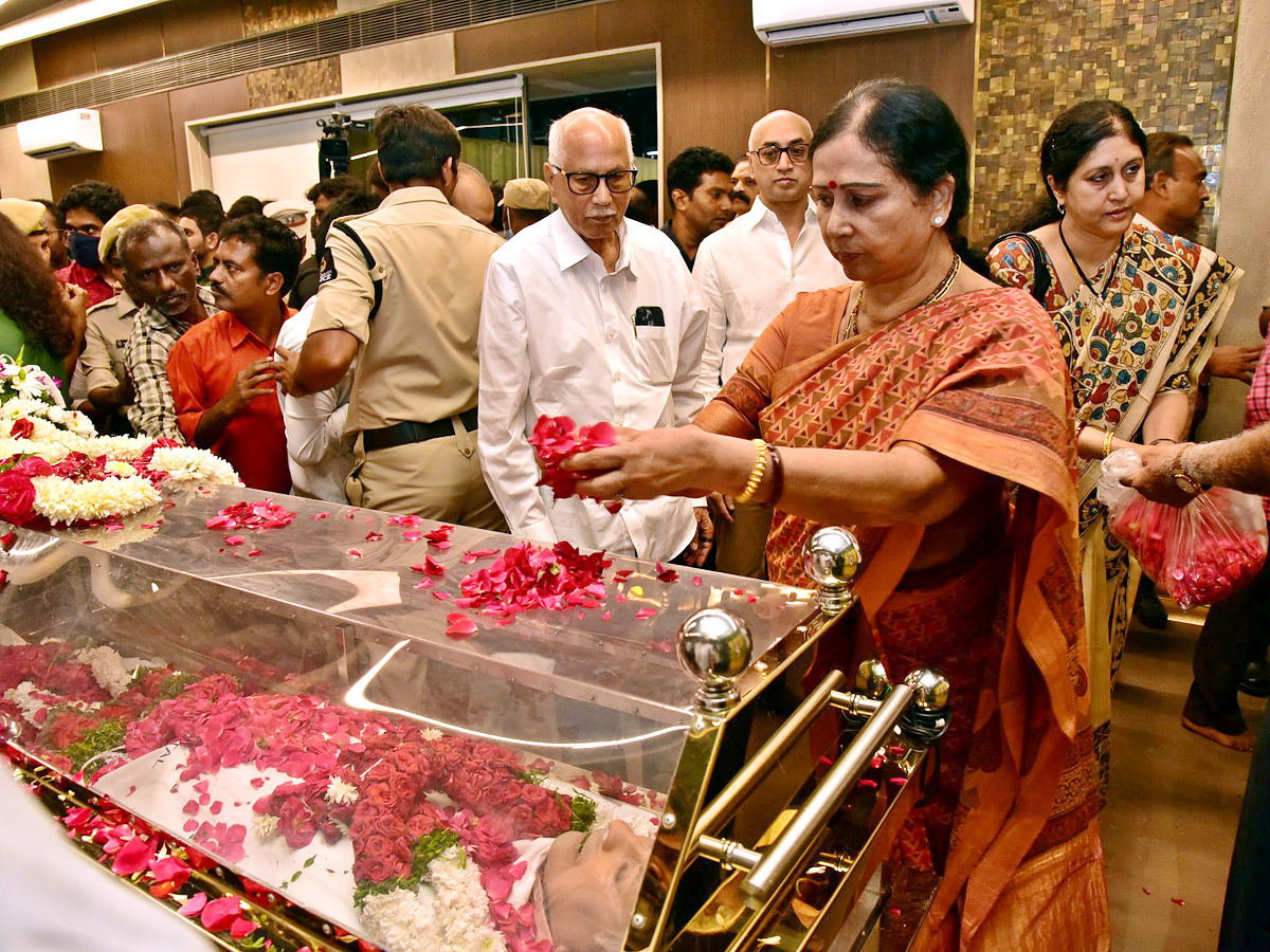 Superstar Krishna Demise Tollywood Celebrities Console Mahesh Babu Photos - Sakshi42