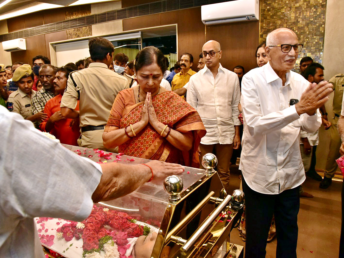 Superstar Krishna Demise Tollywood Celebrities Console Mahesh Babu Photos - Sakshi43