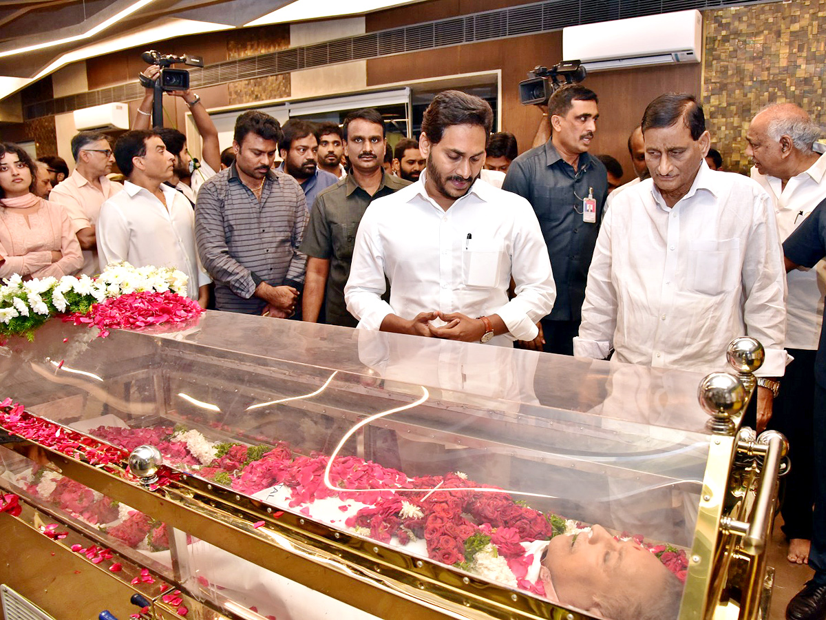 Superstar Krishna Demise Tollywood Celebrities Console Mahesh Babu Photos - Sakshi44