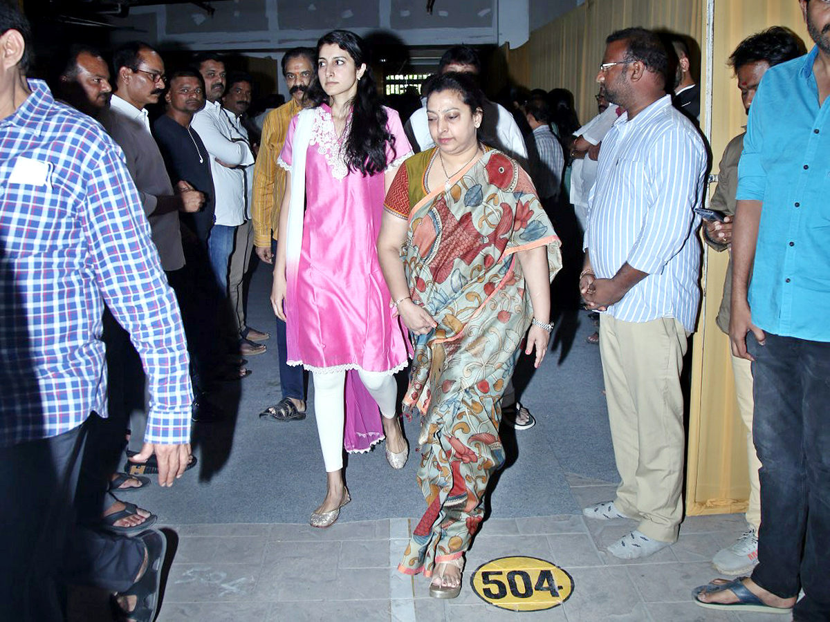 Superstar Krishna Demise Tollywood Celebrities Console Mahesh Babu Photos - Sakshi46