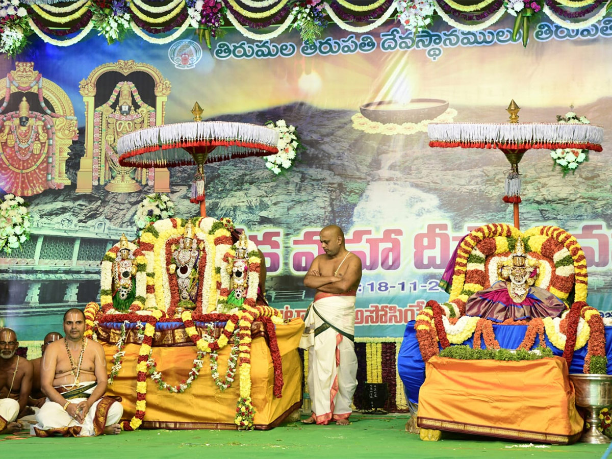 KARTHIKA MAHA DEEPOTSAVAM ORGANISED BY TTD - Sakshi6