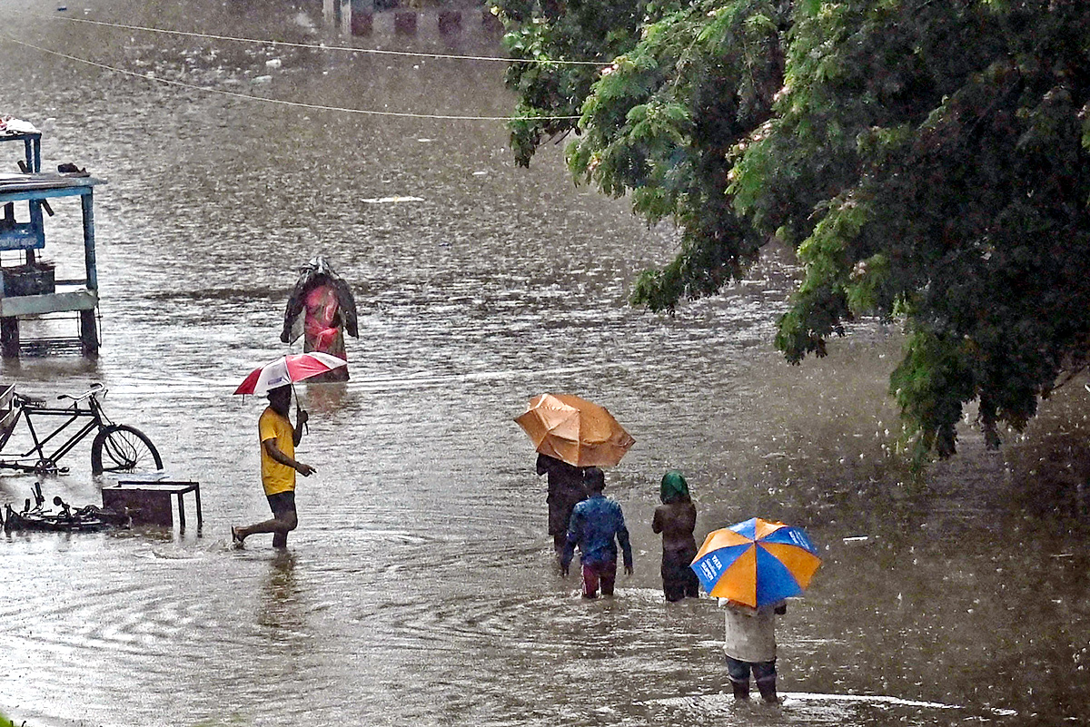 Heavy Rain Lashes in Tamil Nadu - Sakshi7