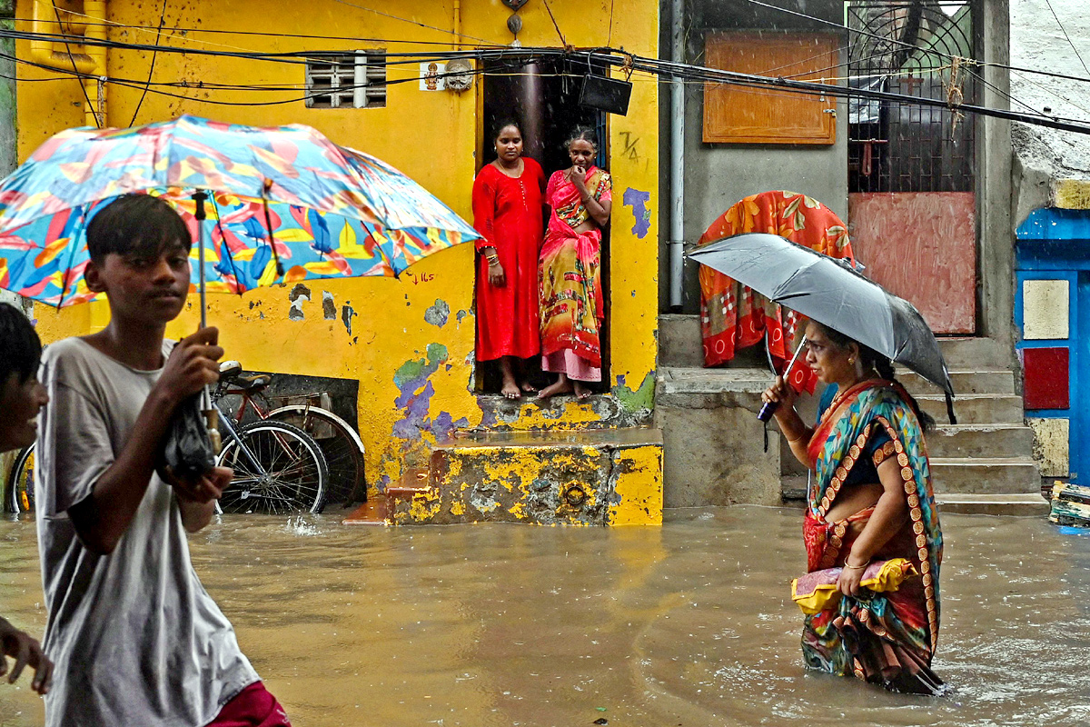 Heavy Rain Lashes in Tamil Nadu - Sakshi1