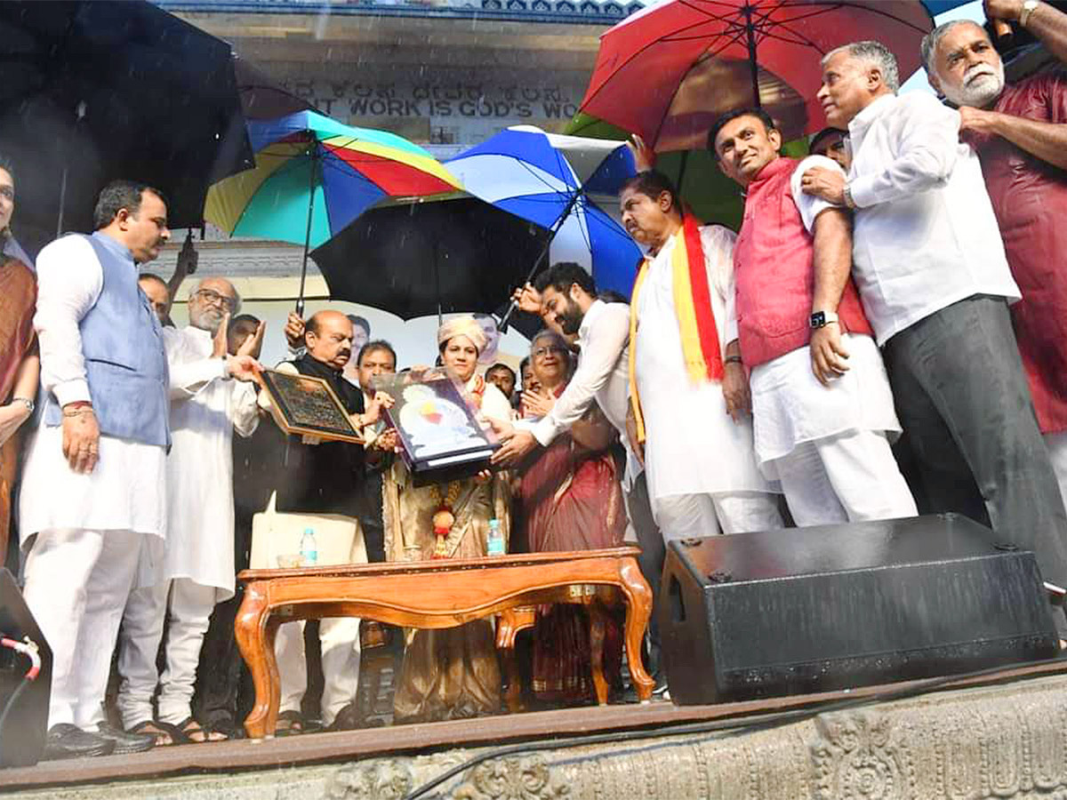 Puneeth Rajkumar Karnataka Ratna Award Ceremony 2022 Highlights Pics Goes Viral - Sakshi11