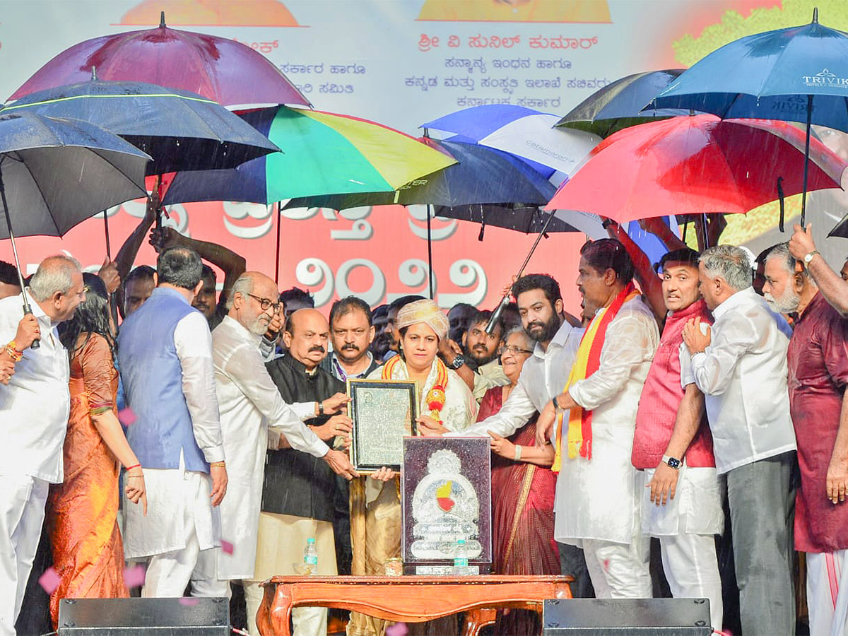 Puneeth Rajkumar Karnataka Ratna Award Ceremony 2022 Highlights Pics Goes Viral - Sakshi3
