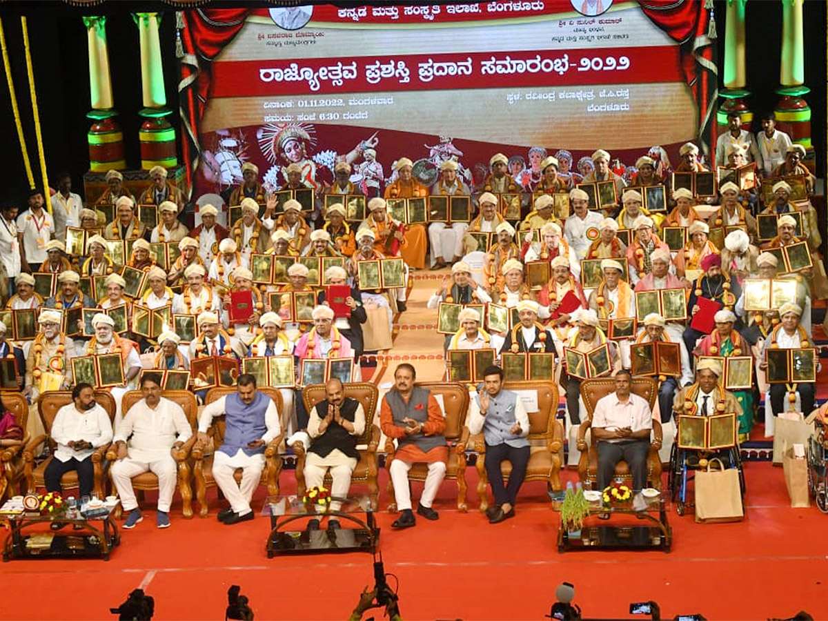 Puneeth Rajkumar Karnataka Ratna Award Ceremony 2022 Highlights Pics Goes Viral - Sakshi4