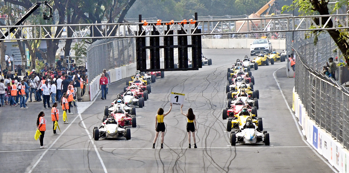 Hyderabad Car Racing: సాగరతీరంలో రేసింగ్‌ కార్ల రయ్‌రయ్‌! | Indian ...