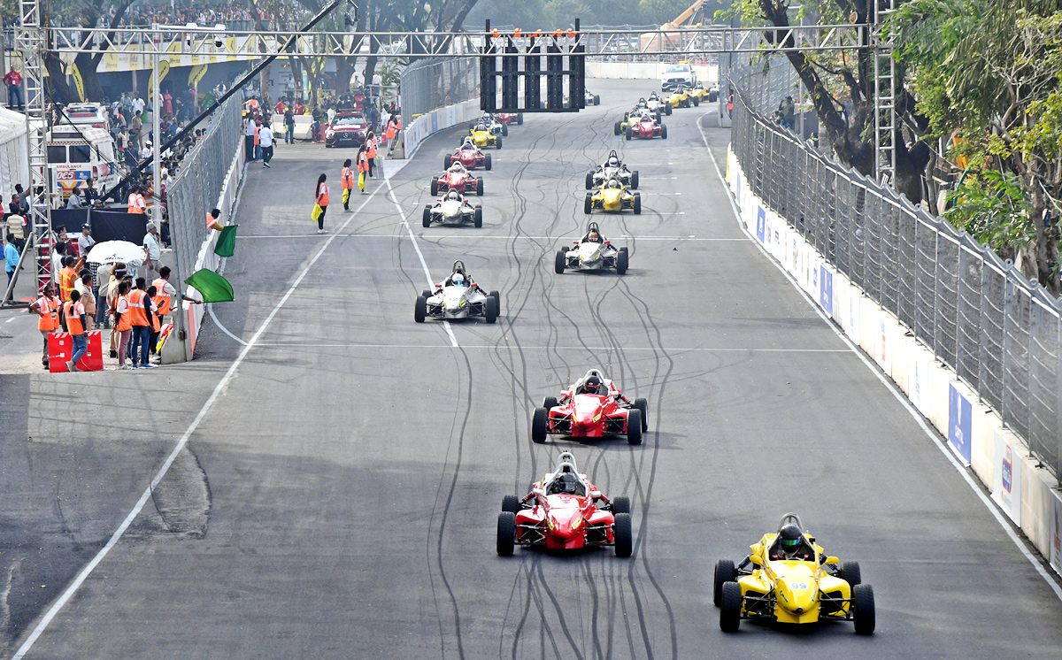 Hyderabad Car Racing: సాగరతీరంలో రేసింగ్‌ కార్ల రయ్‌రయ్‌! | Indian ...