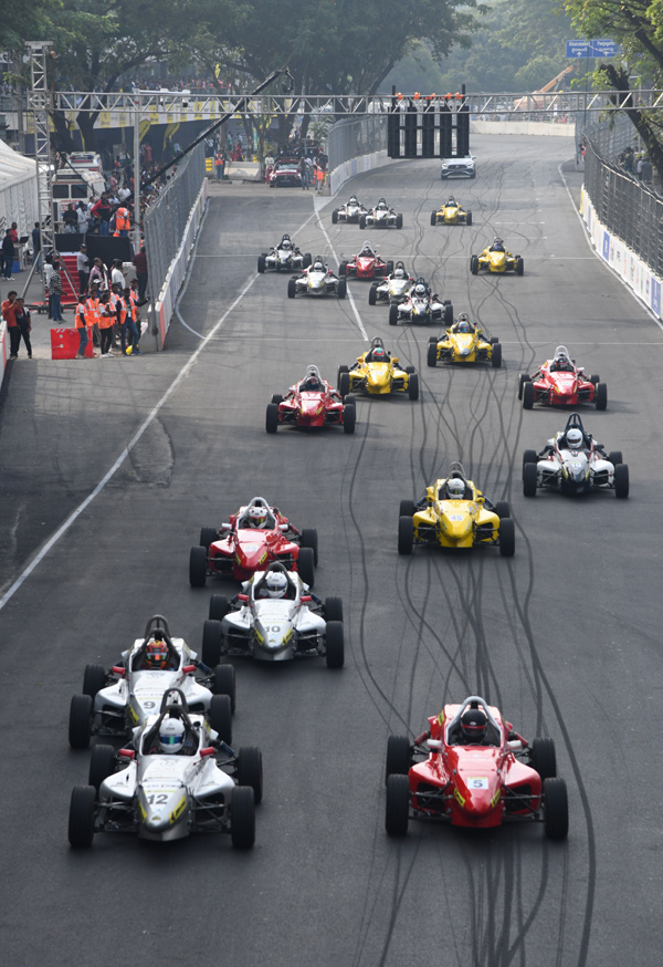 Hyderabad Car Racing: సాగరతీరంలో రేసింగ్‌ కార్ల రయ్‌రయ్‌! | Indian ...