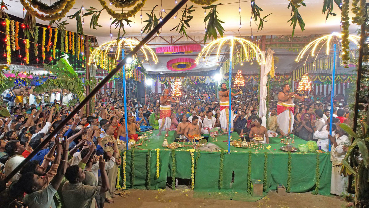 Srikalahasti Swarnamukhi Nadi Deepa harathocchavam - Sakshi4