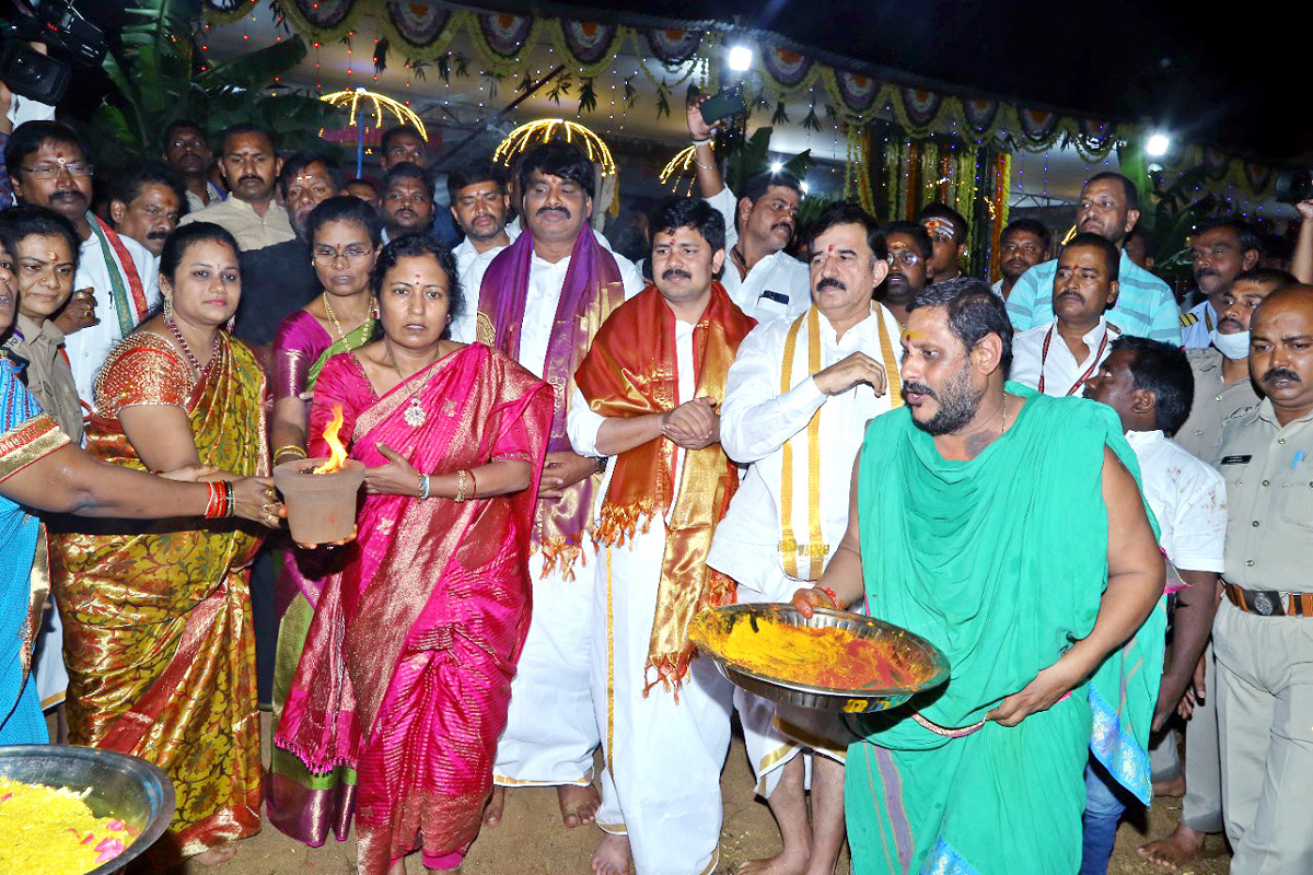 Srikalahasti Swarnamukhi Nadi Deepa harathocchavam - Sakshi5