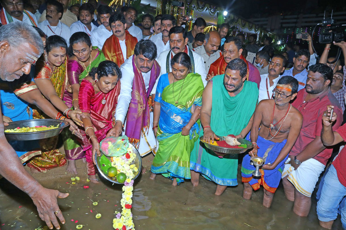 Srikalahasti Swarnamukhi Nadi Deepa harathocchavam - Sakshi10