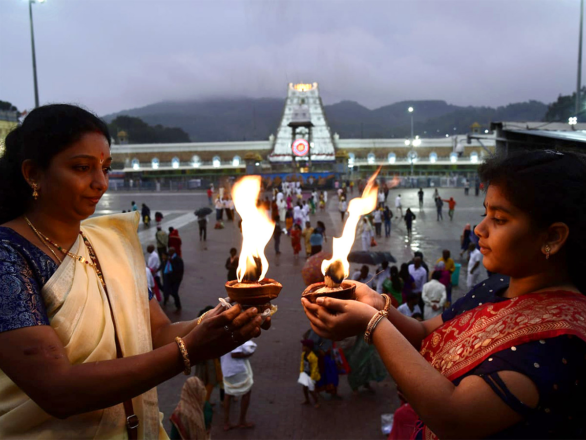 Karthika Pournami Devotees Rush At Kapila Theertham In Tirupati - Sakshi1