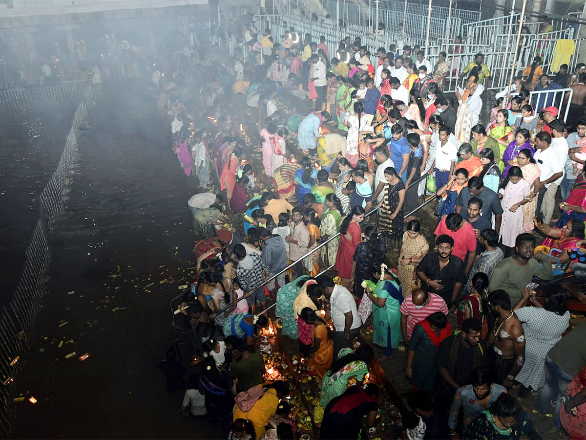 Karthika Pournami Devotees Rush At Kapila Theertham In Tirupati - Sakshi12