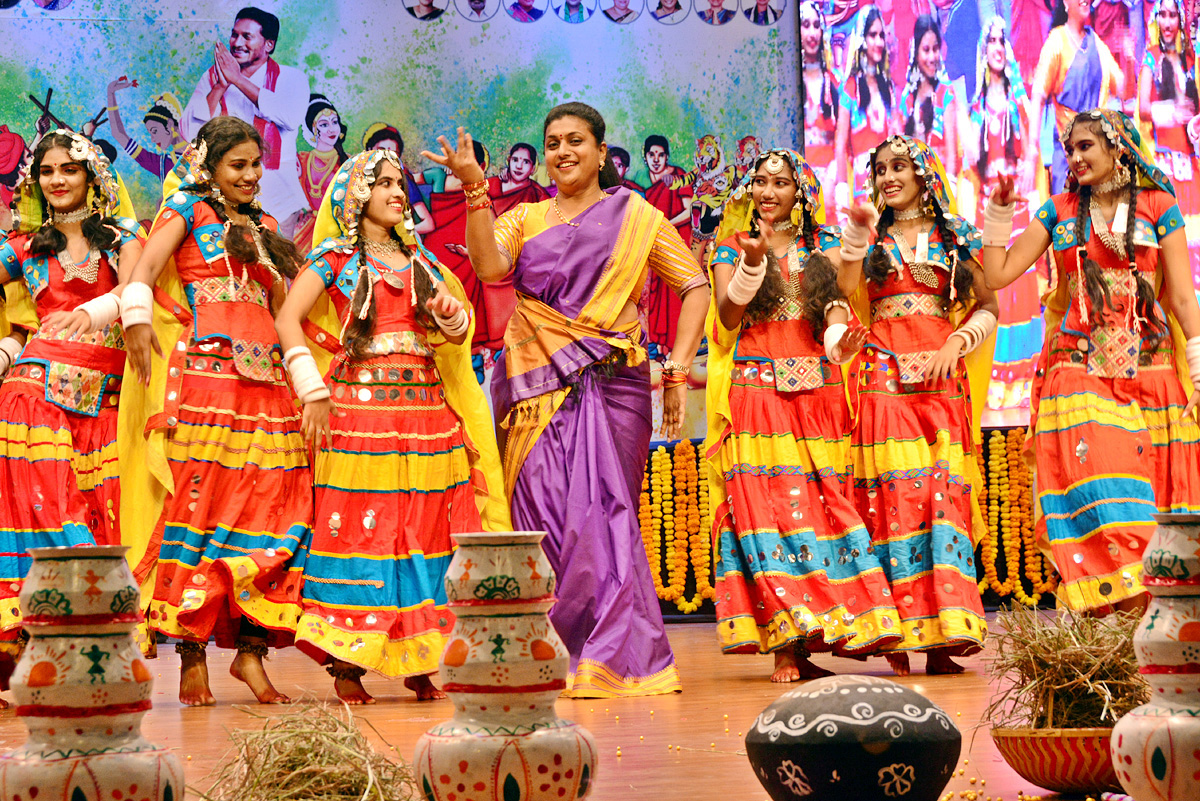 Jagananna Swarnotsava Samskruthika Sambaralu In East Godavari - Sakshi6