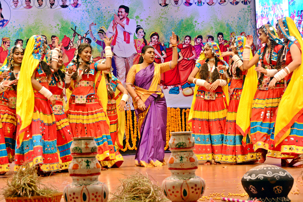 Jagananna Swarnotsava Samskruthika Sambaralu In East Godavari - Sakshi7