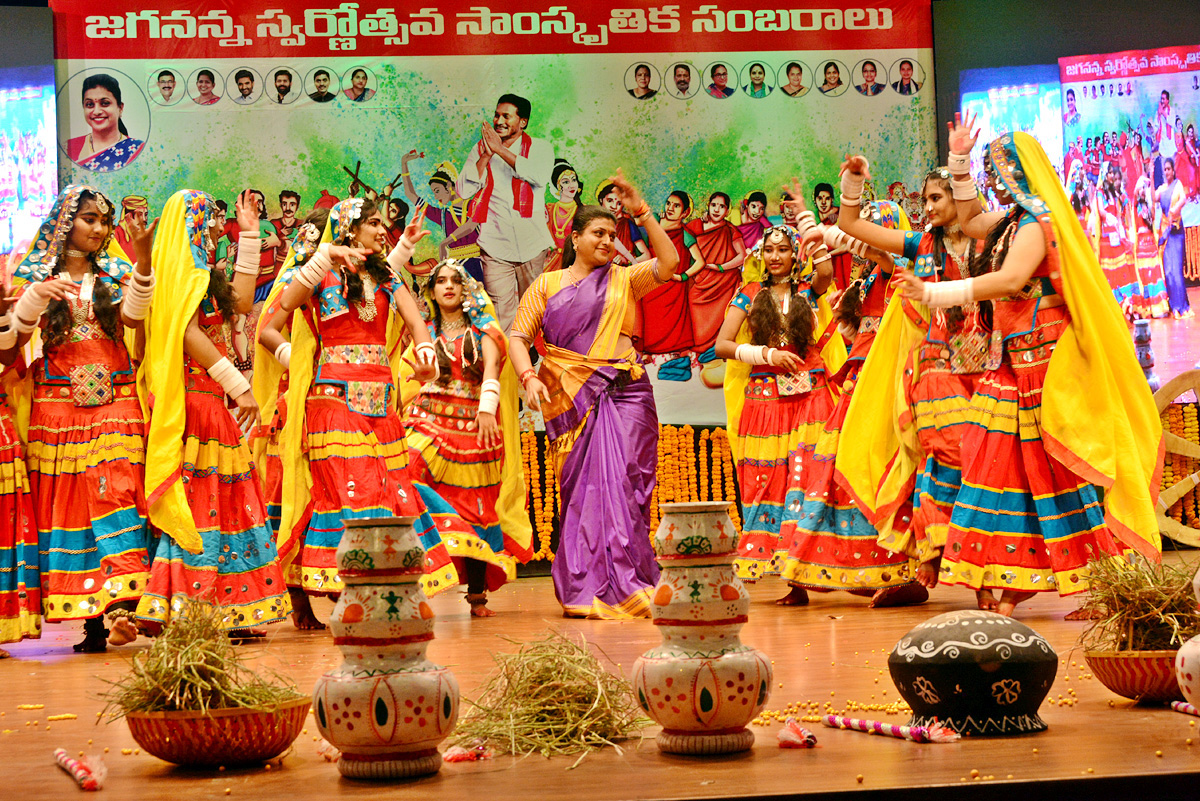 Jagananna Swarnotsava Samskruthika Sambaralu In East Godavari - Sakshi1