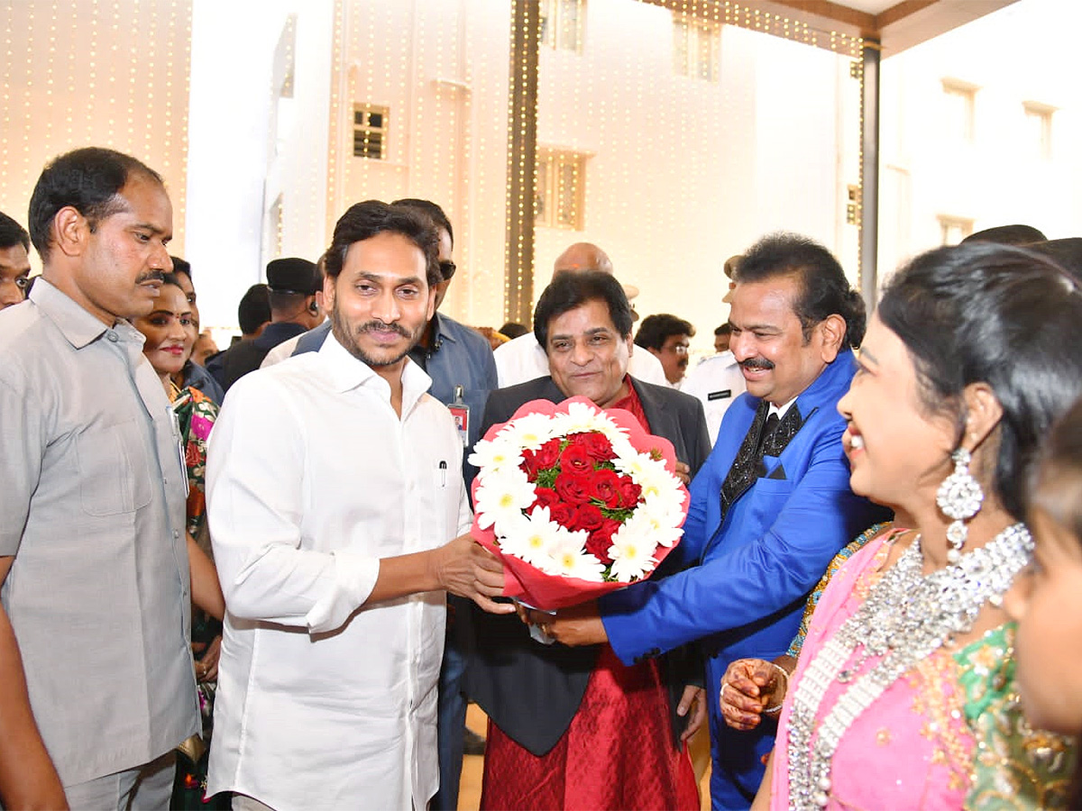 CM YS Jagan Attends Ali Daughter Reception Pics - Sakshi12