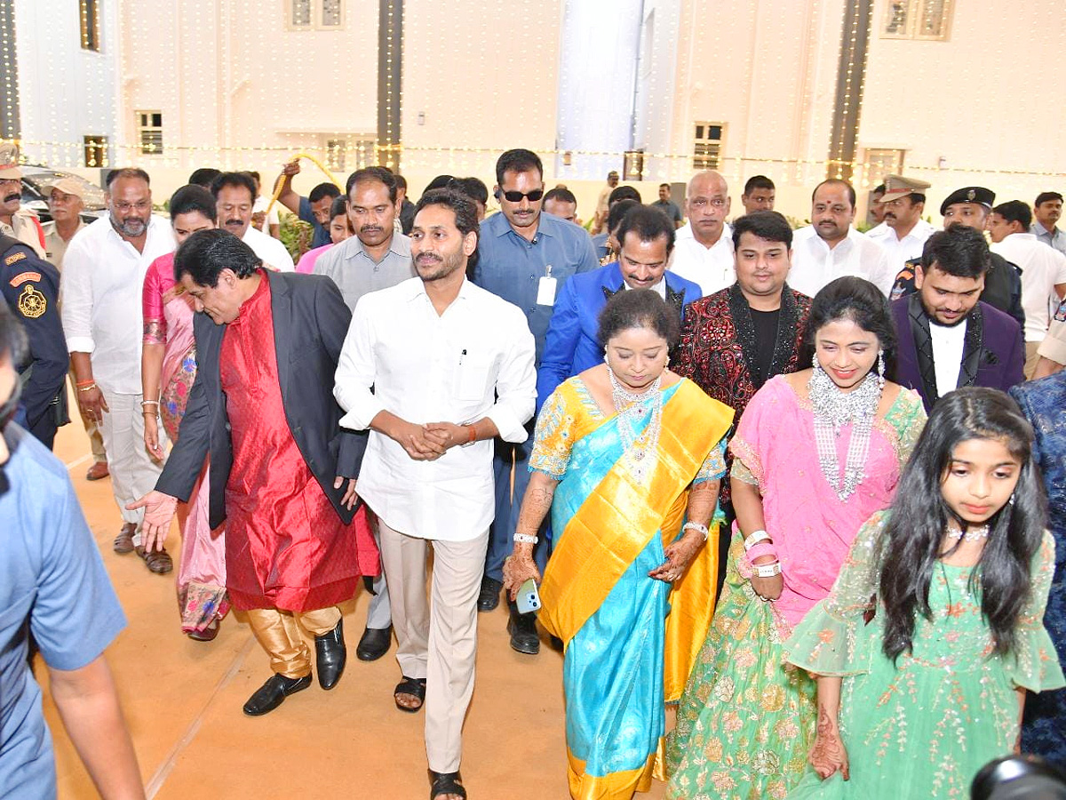 CM YS Jagan Attends Ali Daughter Reception Pics - Sakshi5