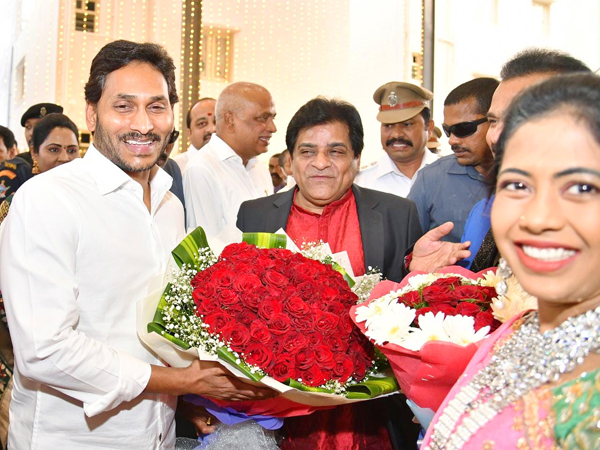 CM YS Jagan Attends Ali Daughter Reception Pics - Sakshi6