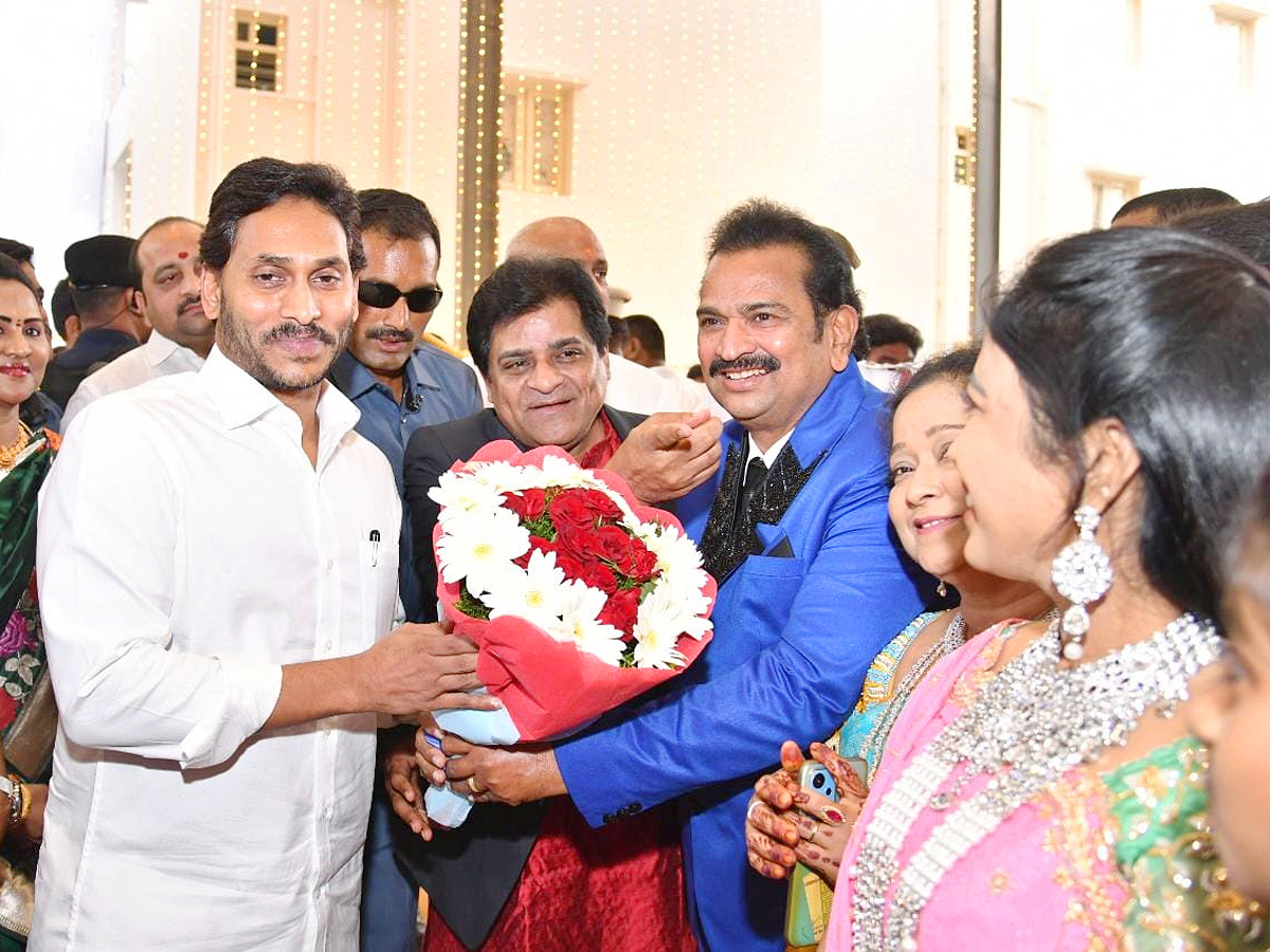 CM YS Jagan Attends Ali Daughter Reception Pics - Sakshi9