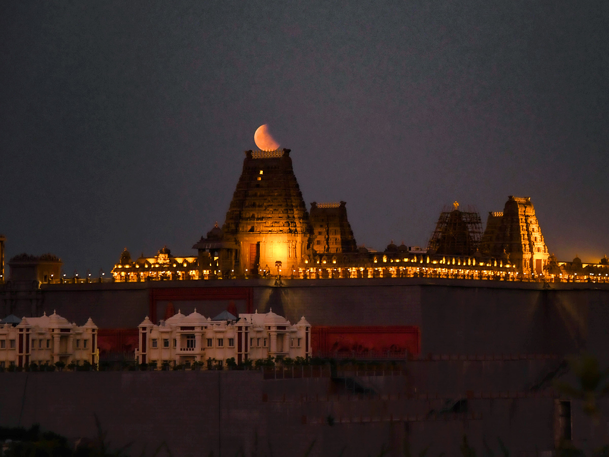 Lunar Eclipse Chandra Grahan 2022 In Telugu States Photos Surfaced - Sakshi2