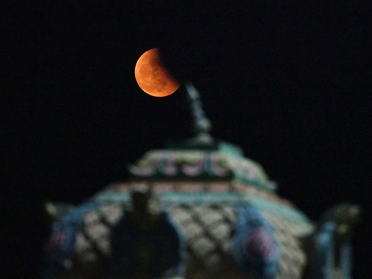 Lunar Eclipse Chandra Grahan 2022 In Telugu States Photos Surfaced - Sakshi19