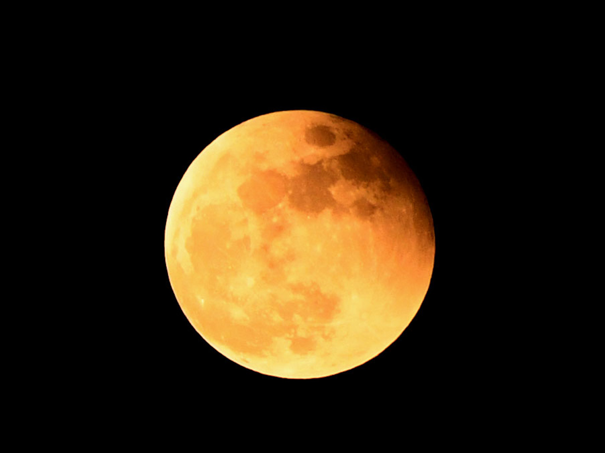 Lunar Eclipse Chandra Grahan 2022 In Telugu States Photos Surfaced - Sakshi3