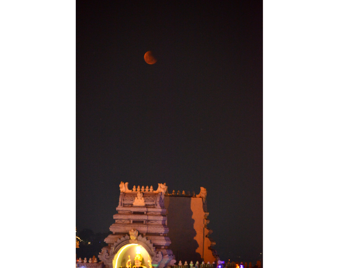 Lunar Eclipse Chandra Grahan 2022 In Telugu States Photos Surfaced - Sakshi21
