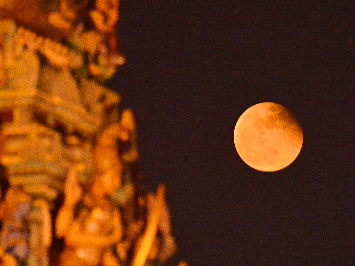 Lunar Eclipse Chandra Grahan 2022 In Telugu States Photos Surfaced - Sakshi23