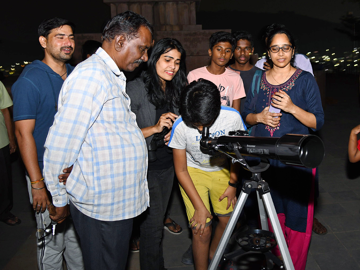 Lunar Eclipse Chandra Grahan 2022 In Telugu States Photos Surfaced - Sakshi25