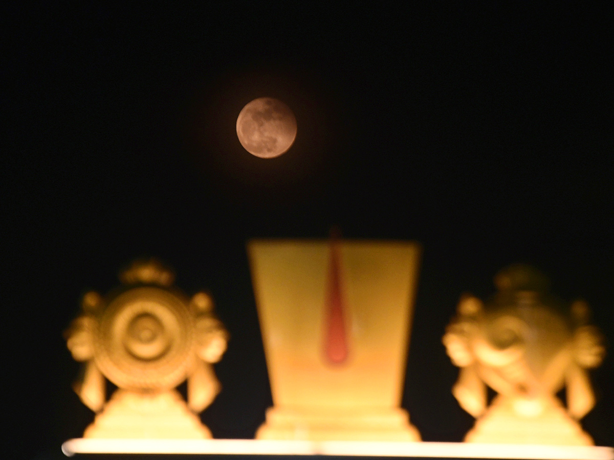 Lunar Eclipse Chandra Grahan 2022 In Telugu States Photos Surfaced - Sakshi27