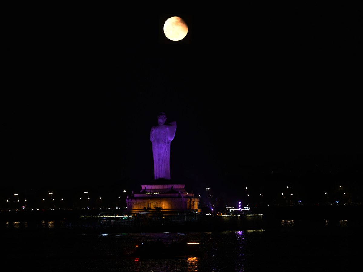 Lunar Eclipse Chandra Grahan 2022 In Telugu States Photos Surfaced - Sakshi4